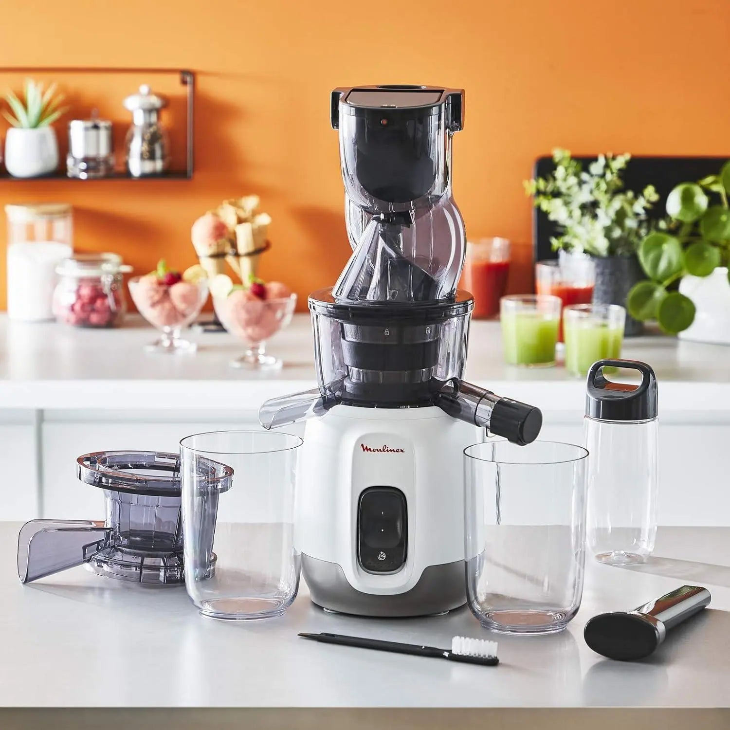 MOULINEX Ultra Juice Entsafter für Kaltsaft 2 Filter Trinkflasche 600 ml extra breit 85 mm Automatisches Programm Easy Clean Entsafter für ganze Früchte und Gemüse, leise, 200 W, ZU600110 - Smeg Point  - Online Handel