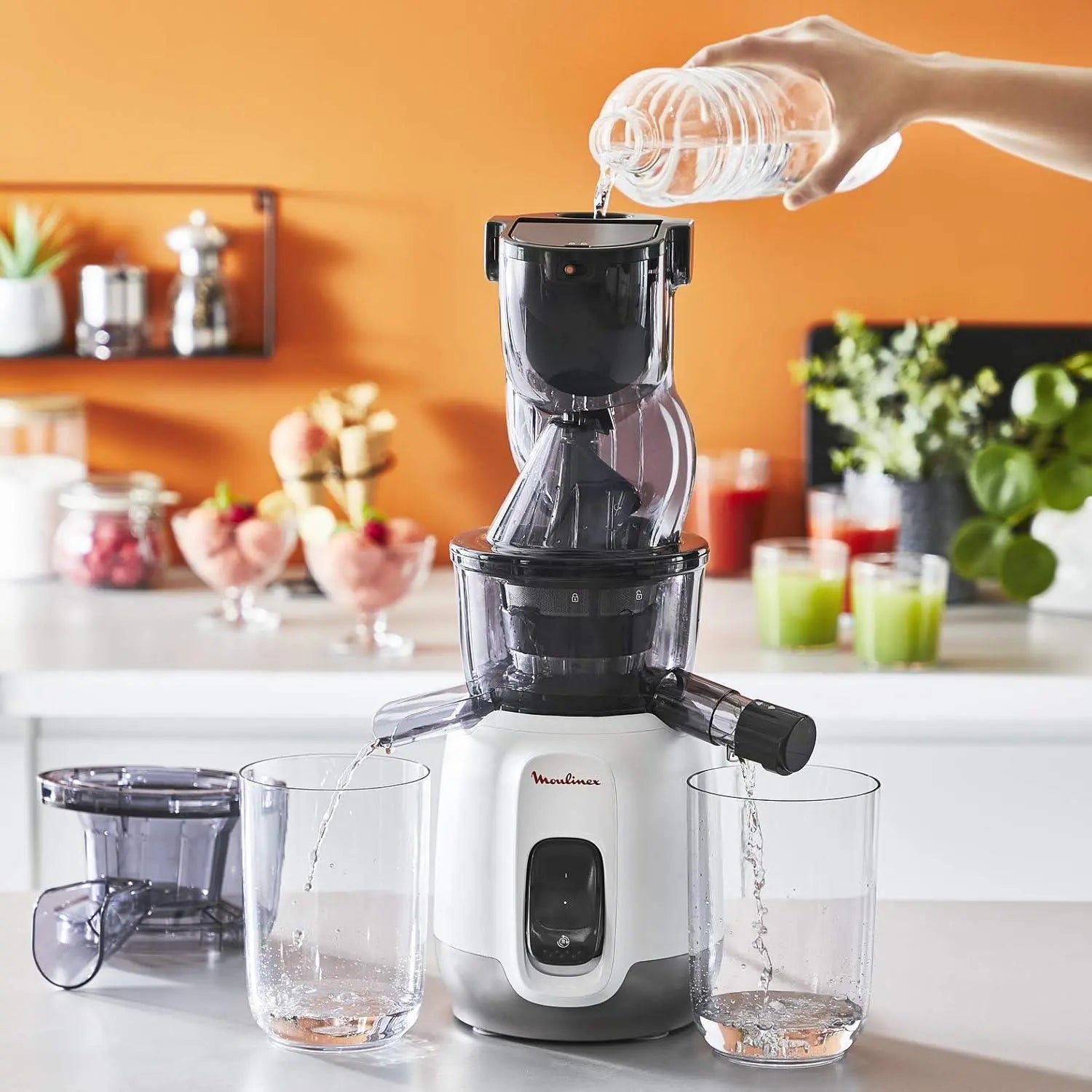 MOULINEX Ultra Juice Entsafter für Kaltsaft 2 Filter Trinkflasche 600 ml extra breit 85 mm Automatisches Programm Easy Clean Entsafter für ganze Früchte und Gemüse, leise, 200 W, ZU600110 - Smeg Point  - Online Handel