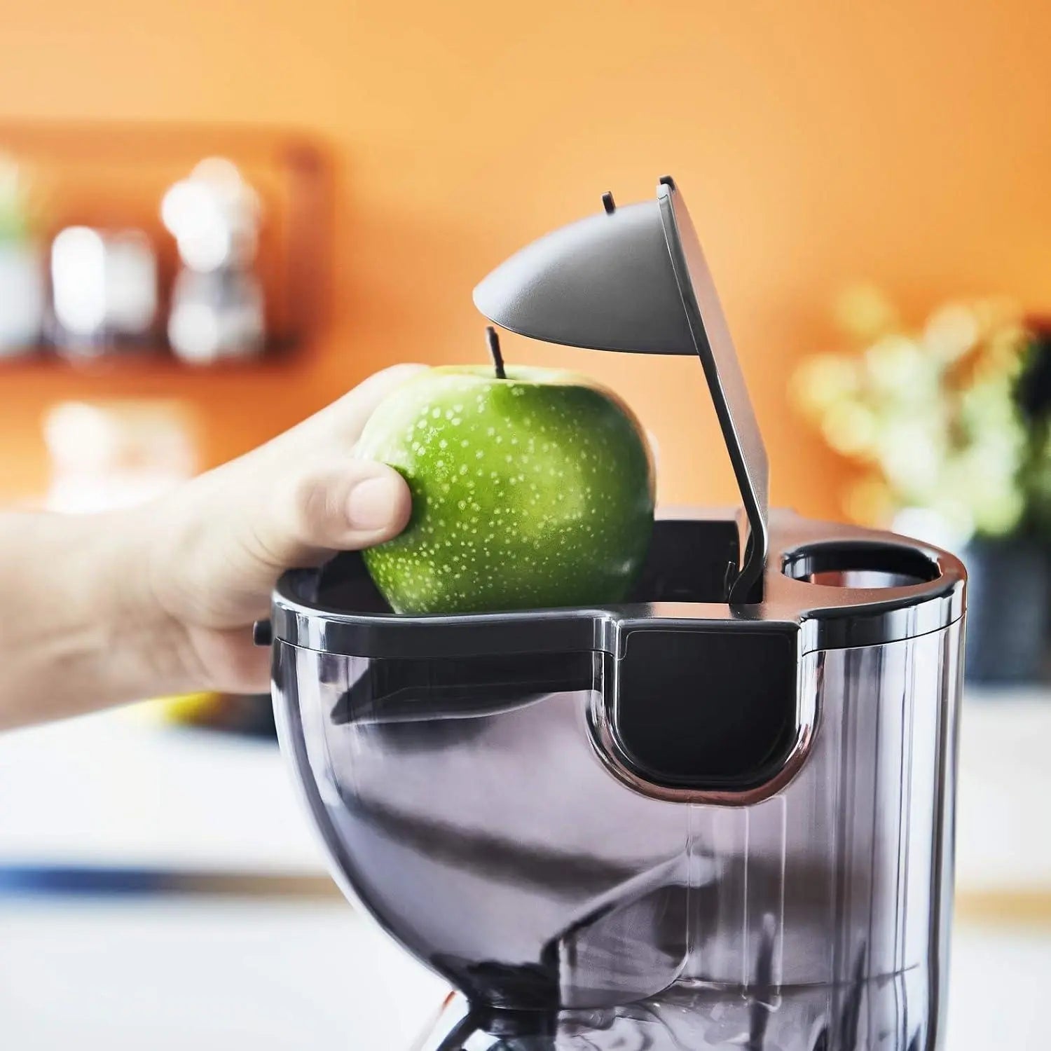MOULINEX Ultra Juice Entsafter für Kaltsaft 2 Filter Trinkflasche 600 ml extra breit 85 mm Automatisches Programm Easy Clean Entsafter für ganze Früchte und Gemüse, leise, 200 W, ZU600110 - Smeg Point  - Online Handel